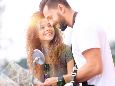 Scooter binmek. Güzel çift sürme scooter birlikte.