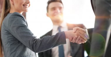 bir iş el sıkışma ortakları closeup.