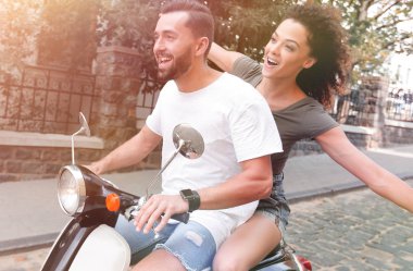 Şık genç çift bir scooter sokakta oturuyor..