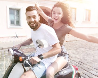 Genç çift bir scooter sürme ve having fun