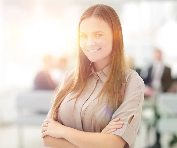 Portret uśmiechnięta kobieta biznesu na tle urzędu. — Zdjęcie stockowe
