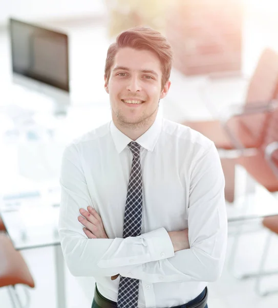 Selbstbewusster Jungunternehmer im Hintergrund des Amtes — Stockfoto