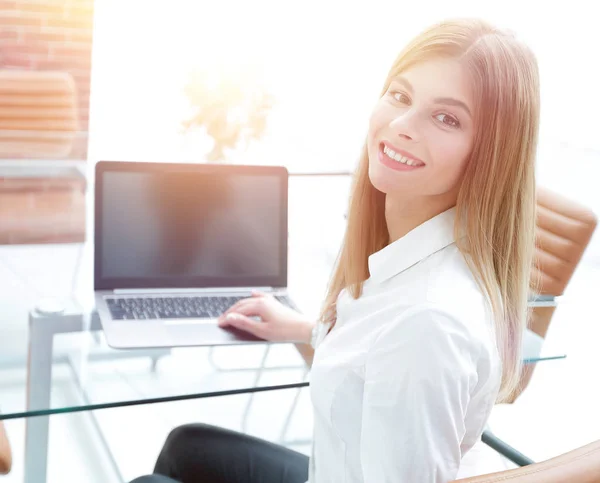 Rear view.female assistant looking at the camera. — Stock Photo, Image