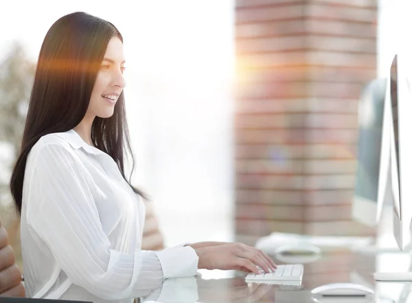 Giovane donna d'affari di successo seduta sul posto di lavoro — Foto Stock