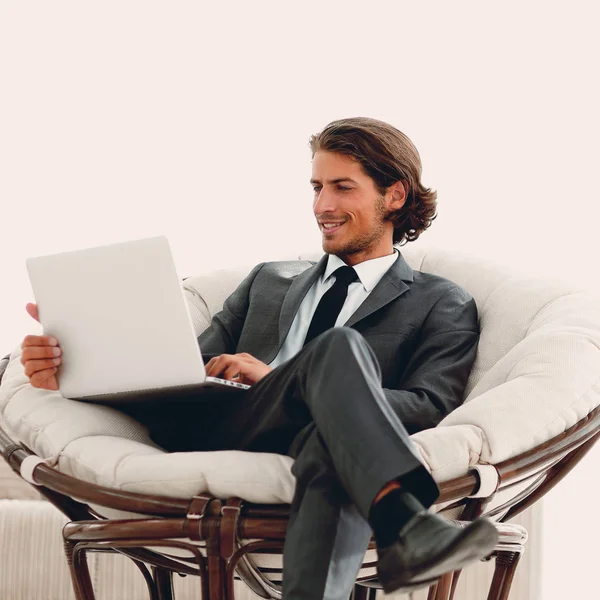 Moderní podnikatel s notebookem stylová komfortní židli — Stock fotografie
