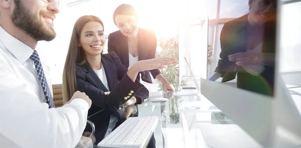 Nahaufnahme. Wirtschaftsteam diskutiert — Stockfoto