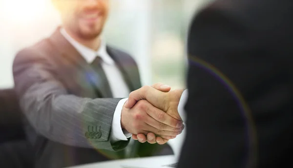 Närbild .handshake av affärspartners ovanför bordet — Stockfoto