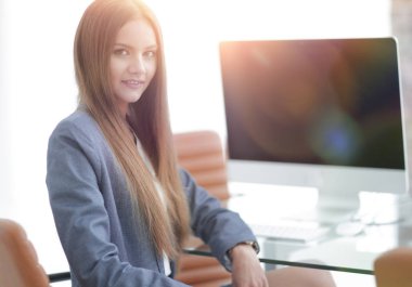 bir masada oturan kadın ofis çalışanı