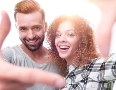 yeni evliler parmakları çerçevede bak.