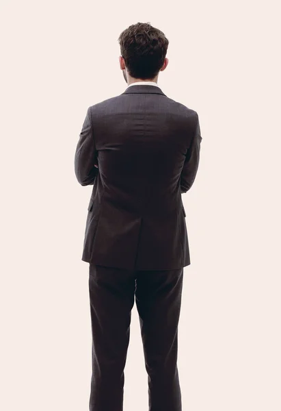 Vue arrière, pleine longueur d'un homme d'affaires debout et à la recherche — Photo