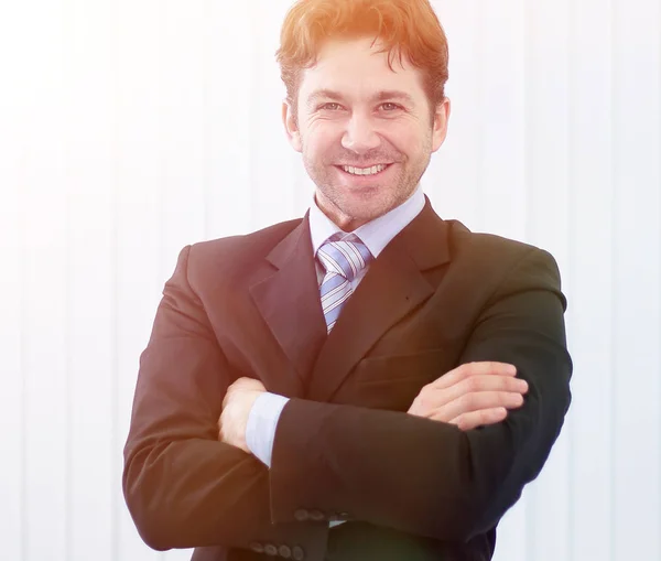 Ritratto di giovane uomo d'affari felice e sorridente — Foto Stock