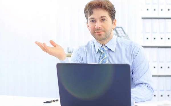 Zakenman achter een bureau zitten en wijzen om te kopiëren van de ruimte — Stockfoto