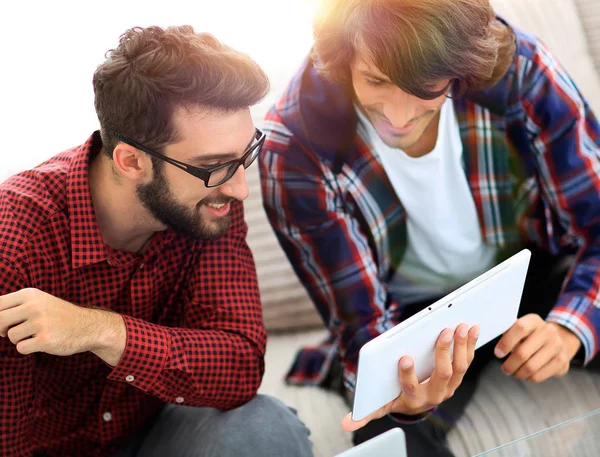 Twee creatieve webdesigners die werken met een tablet en een laptop. — Stockfoto