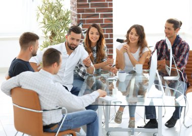 Toplantıda tartışırken iş takım