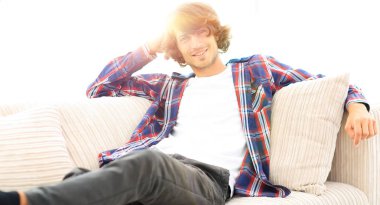 ciddi modern adam kanepede oturan