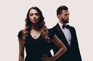 ciddi genç iş kadını ve şık adam