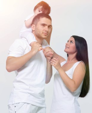 beyaz zemin üzerinde mutlu bir aile