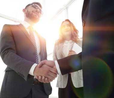 İş adamı tokalaşmasını toplantı odasında kapatın.