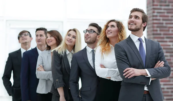 Équipe d'affaires réussie regardant l'espace de copie . — Photo