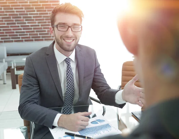 iş ortaklarına finansal bir grafik görüşüyorlar