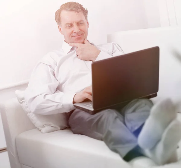 Affärsman med laptop fungerar i rummet — Stockfoto