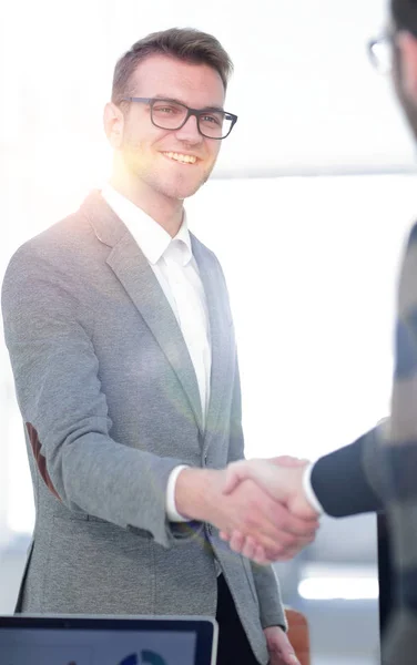 Welkom handdruk financiële partners. — Stockfoto