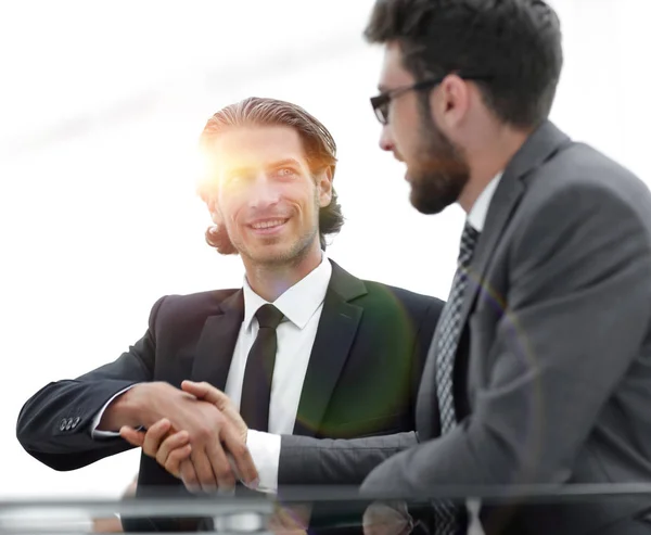 Colleghi fiduciosi stretta di mano in ufficio — Foto Stock