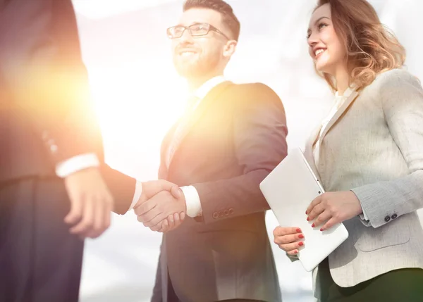 Pessoas de negócios bem sucedidas handshake cumprimentando conceito negócio — Fotografia de Stock