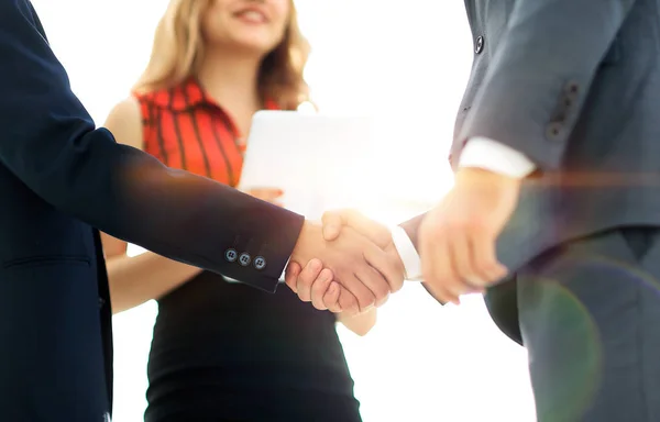 Empresarios apretando las manos después de un buen trato. Concepto empresarial — Foto de Stock