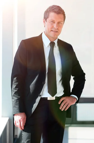 Portret van vertrouwen zakenman op onscherpe achtergrond — Stockfoto
