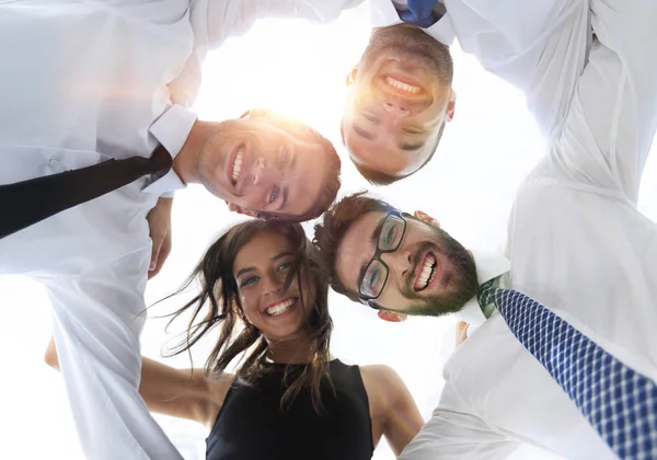 Successful business people with arms around each others shoulders. — Stock Photo, Image