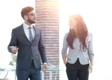 üst düzey yönetici şirket çalışanlara konuşuyor