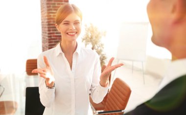 Yan bakış. Tamamen büyümüş. Kendine güvenen genç bir kadın ilerliyor.