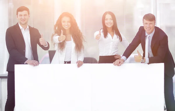 Equipe de negócios segurando bandeira branca em branco — Fotografia de Stock