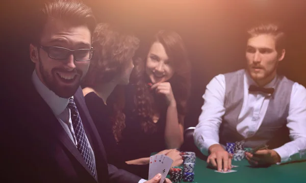 Uomo d'affari moderno che gioca a poker — Foto Stock