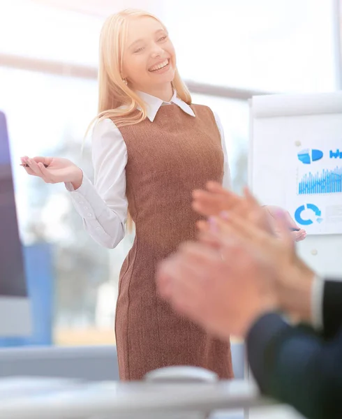 Joven profesional habla hace un informe sobre la presentación de negocios . — Foto de Stock