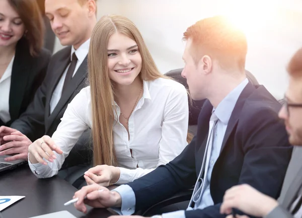 Colegas para discutir temas actuales en el escritorio — Foto de Stock