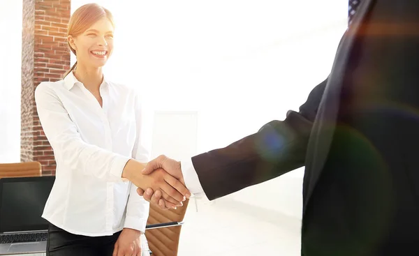 女性マネージャーは握手で顧客を歓迎します. — ストック写真