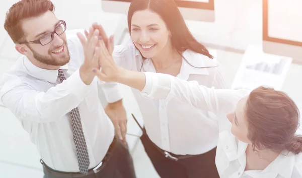 Succesvol business team geven elkaar een high five . — Stockfoto