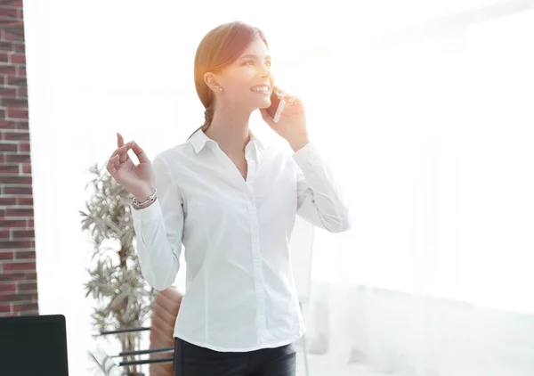 Jonge zakenvrouw praten over de telefoon — Stockfoto