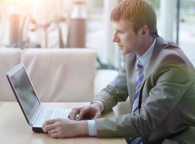 Genç çalışan bilgisayar monitörü gün içinde arıyorum