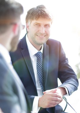 Bir meslektaşım konuşurken bir üst düzey yönetici Close-Up.