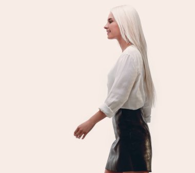 yan görünümü. Kendine güvenen genç iş kadını ileri hareket ediyor.