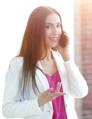 genç iş kadın smartphone üzerinde söz