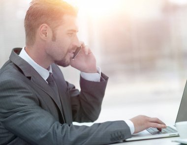 dizüstü bilgisayarda çalışan ve Evet closeup.businessman