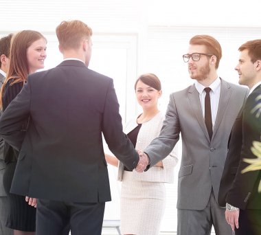 karşılıklı iş ortakları ofiste