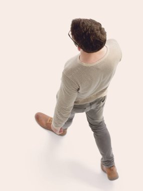 ciddi genç adam önde gidiyor. Perspektif kavramı.