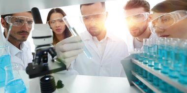 Laboratuvarda çalışan Eczacılar grubu.