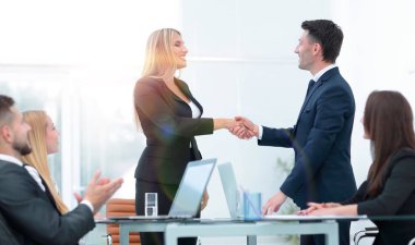 Anlaşmadan sonra el sıkışma iş ortakları