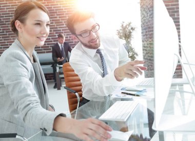 deneyimli profesyoneller yeni bir proje tartışıyor